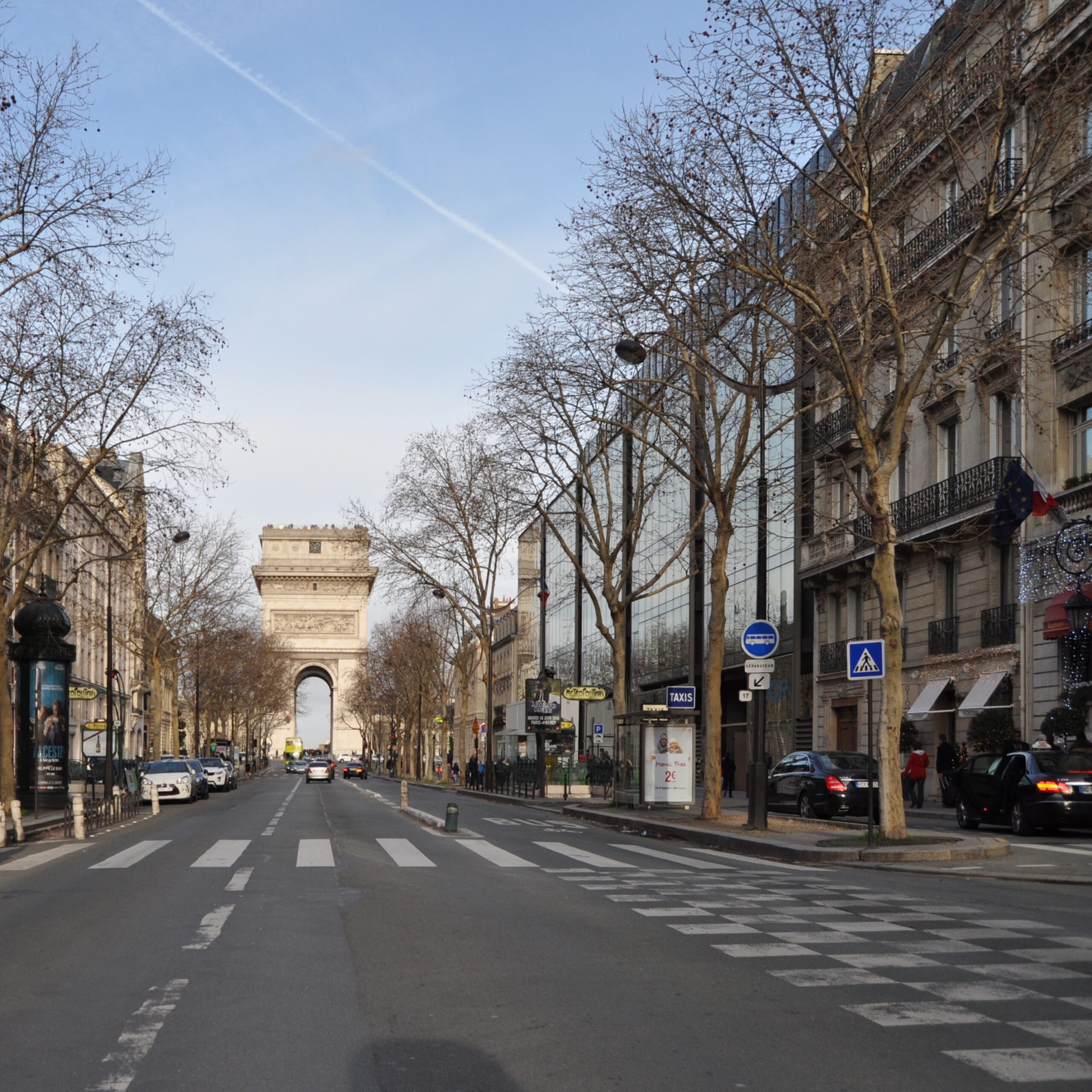 Arc_de_Triomphe_and_Avenue_Kléber,_Paris_30_December_2012